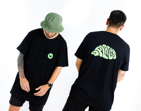 Remera negra con verde